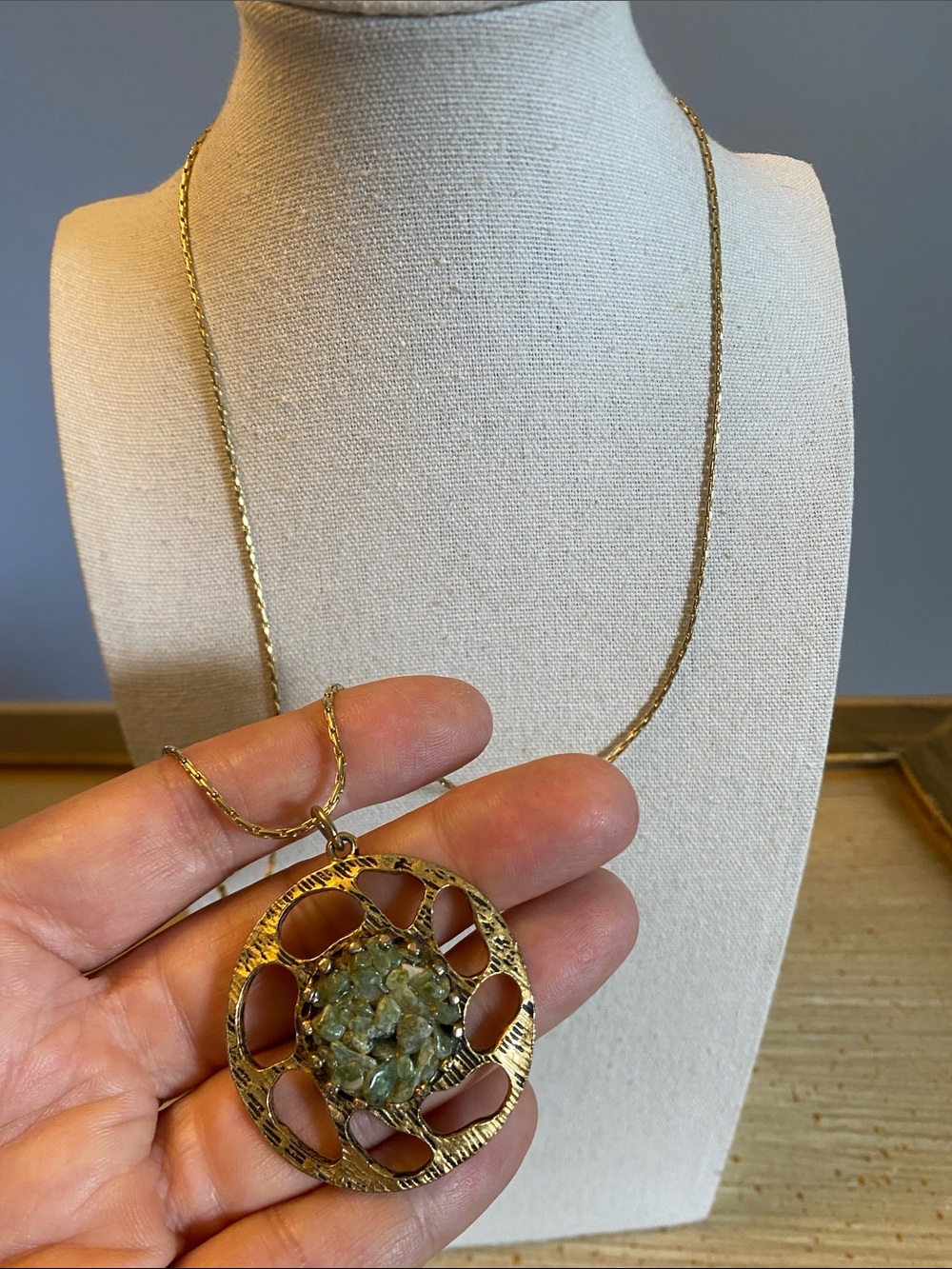 Vintage Jade Chip Statement Pendant Necklace Gold Tone 24”